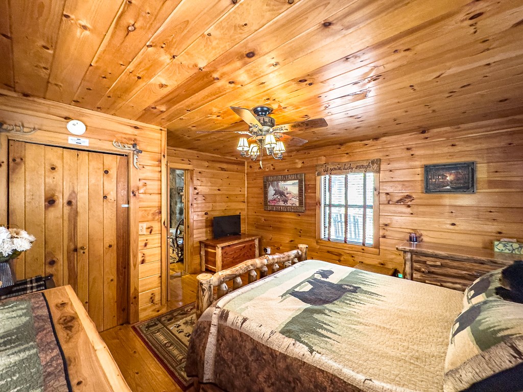 614 Rockridge Road Murphy, NC 28906 - Photo 38 of 43 a bedroom with a bed a table and chair