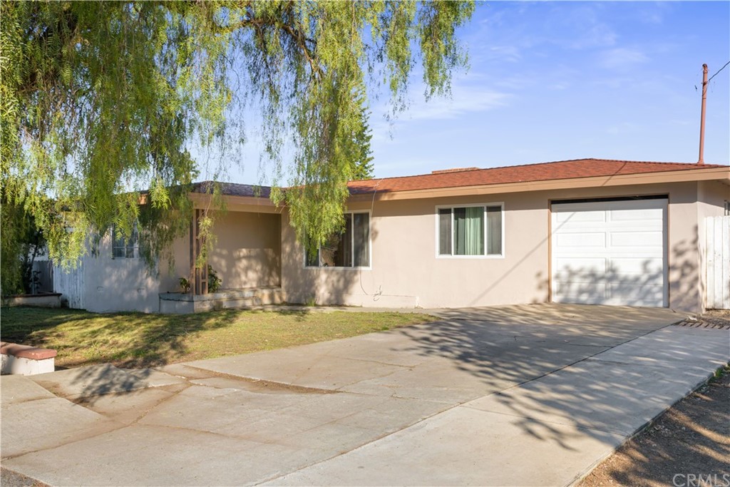 a view of a house with backyard and sitting area