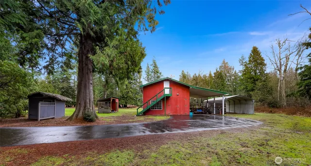 a view of a house with backyard and a tree