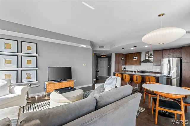 $3,800 | 4909 Laclede Avenue, Unit 804, St. Louis, MO 63108