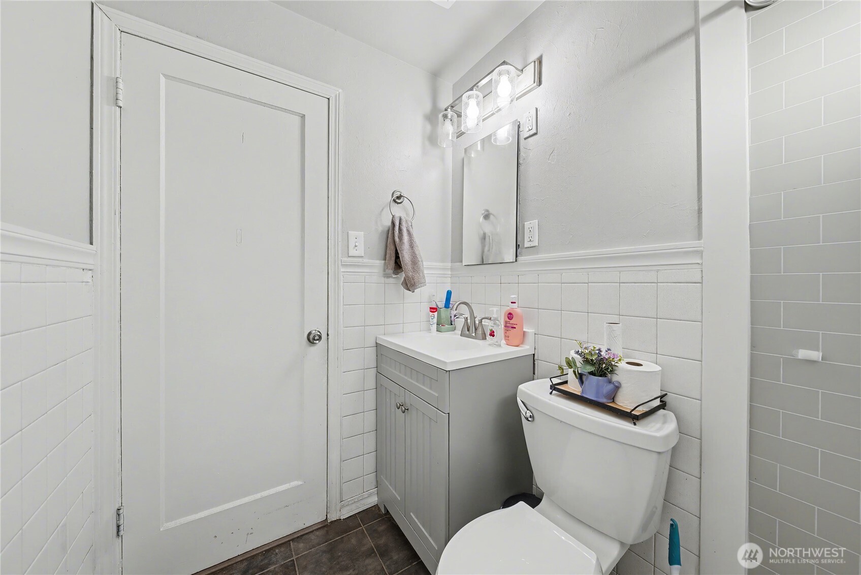 160 G Street Northeast Ephrata, WA 98823 - Photo 23 of 34 a bathroom with a toilet sink and mirror