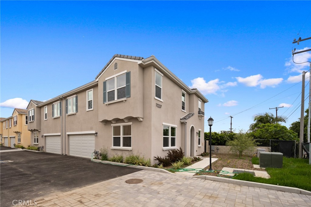 11237 Gladhill Road, Unit 6 Whittier, CA 90604 - Photo 4 of 34 a front view of a house with garden