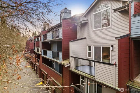 a view of a house with backyard