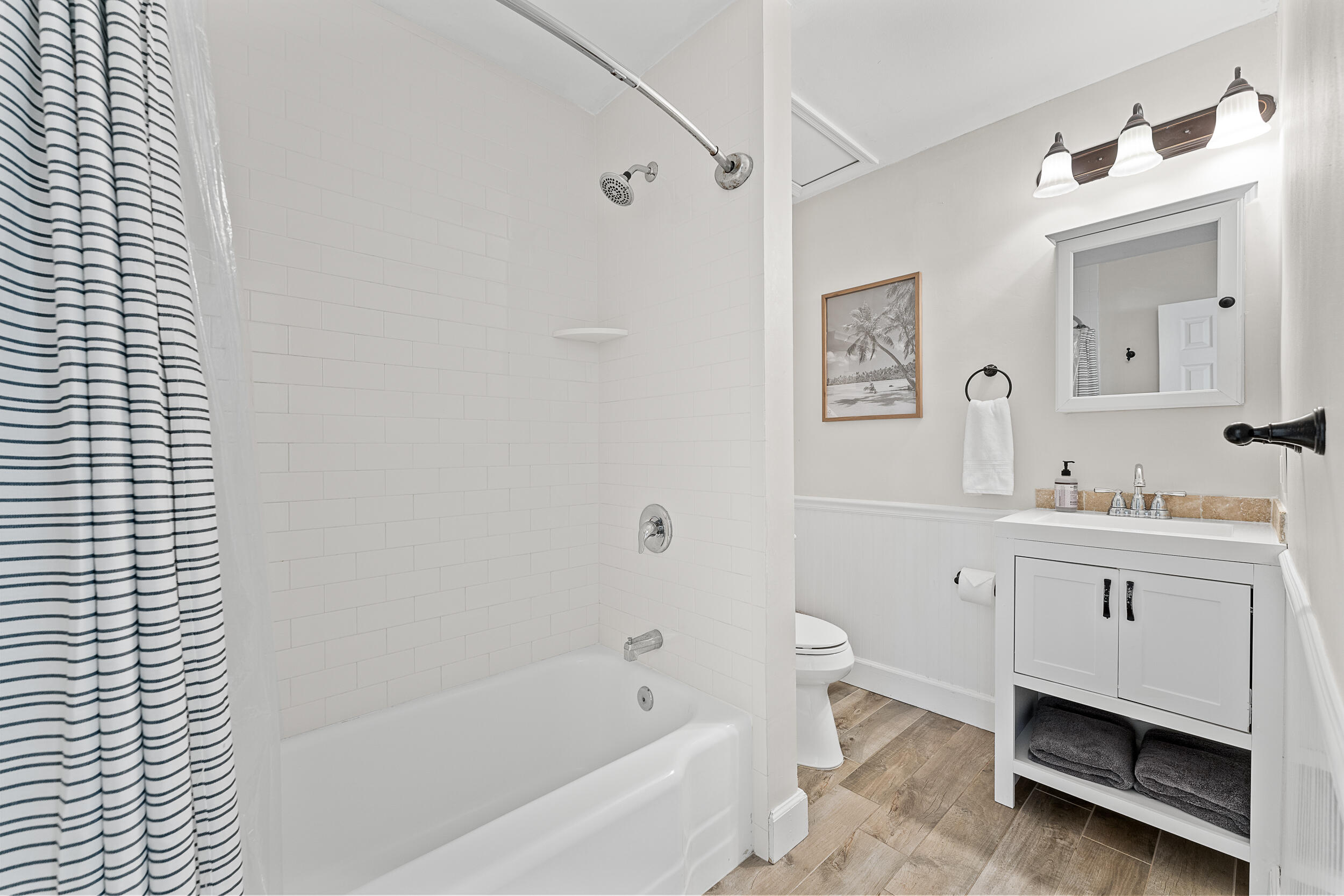 429 Inlet Road North Palm Beach, FL 33408 - Photo 19 of 38 Guest Bathroom