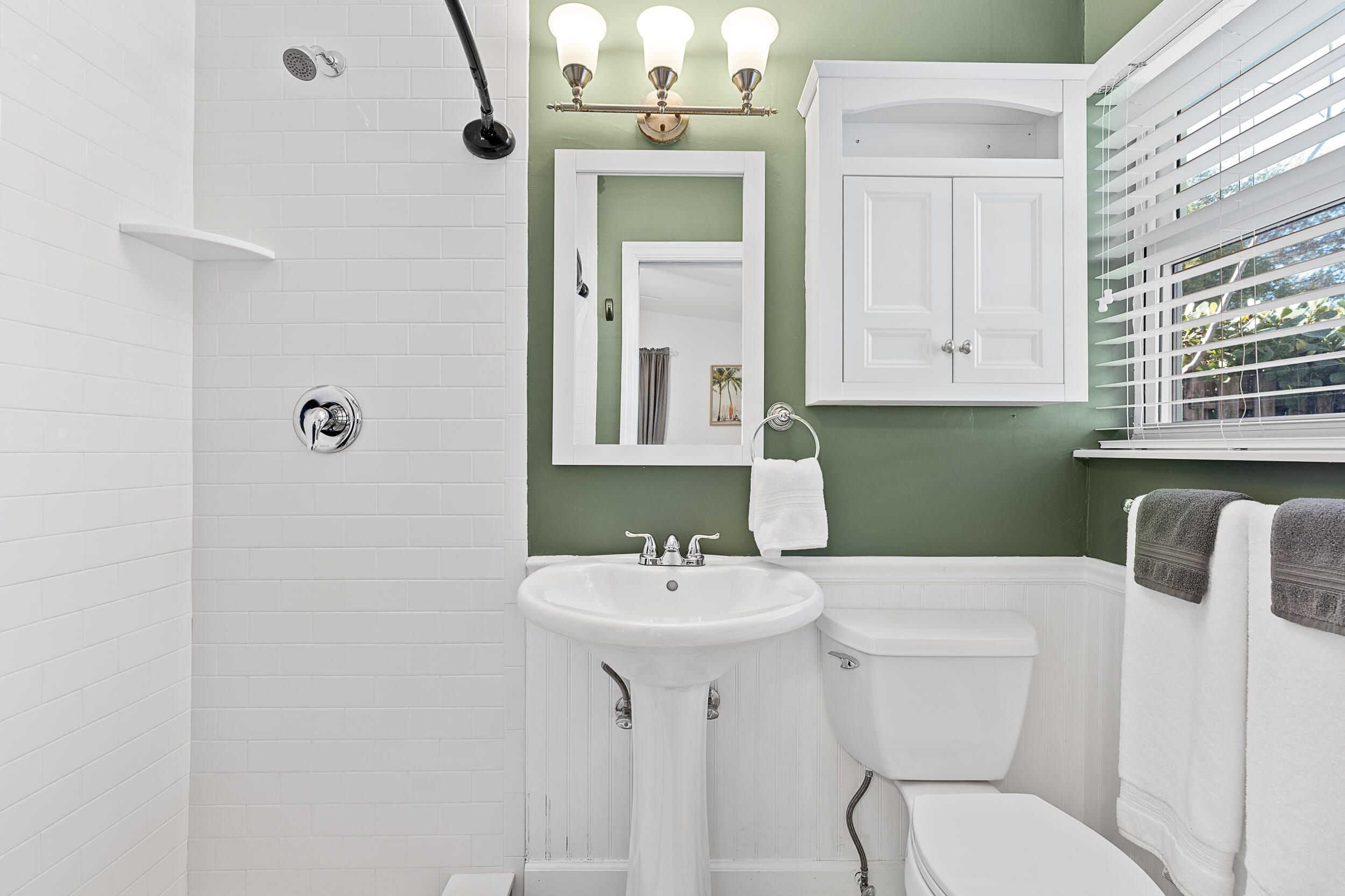 429 Inlet Road North Palm Beach, FL 33408 - Photo 22 of 38 Guest Bathroom