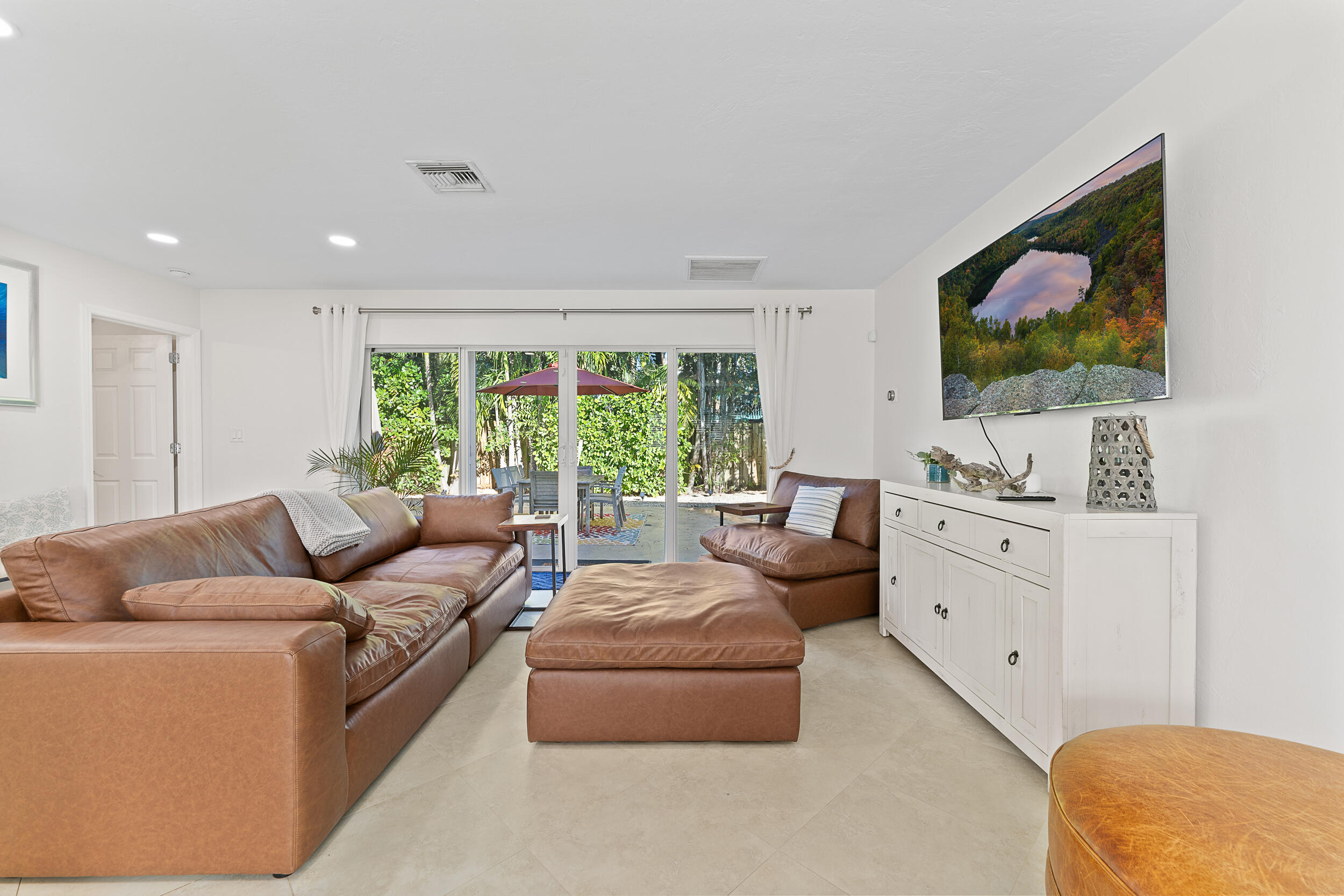 429 Inlet Road North Palm Beach, FL 33408 - Photo 8 of 38 Living Room