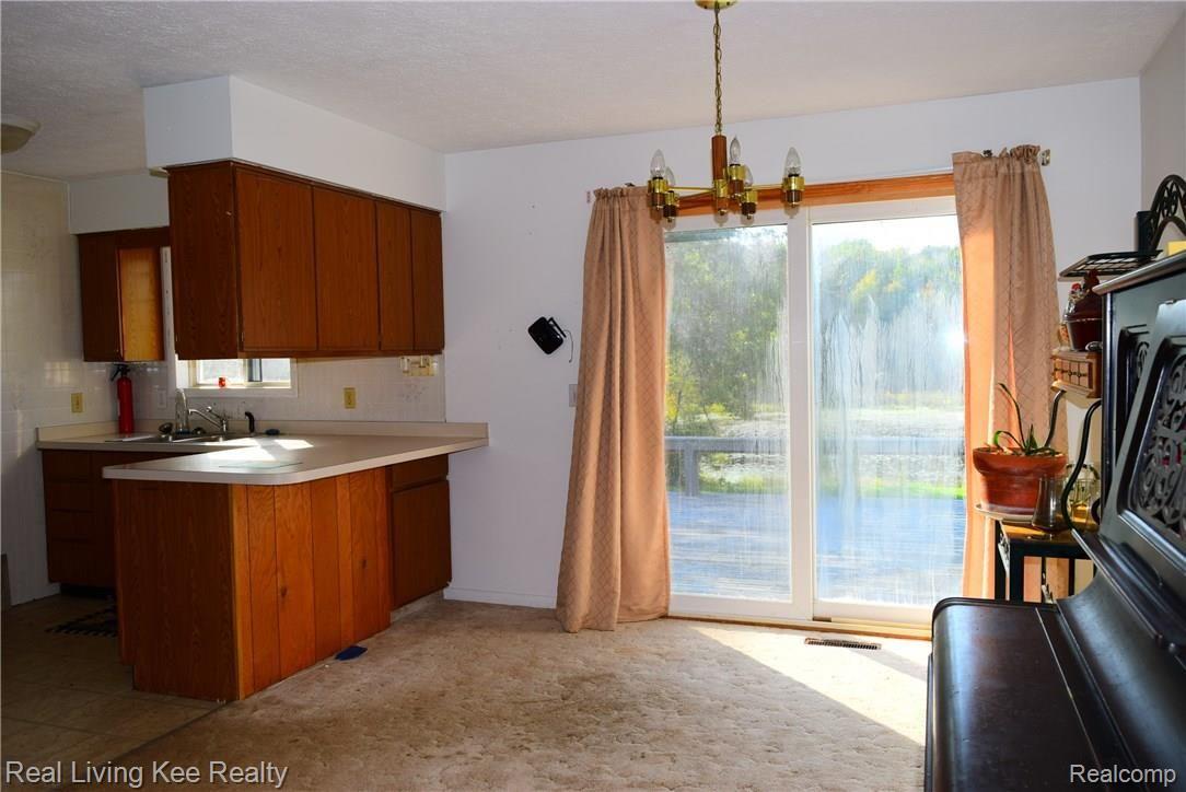 19300 Hickory Ridge Road Fenton, MI 48430 - Photo 10 of 25 Dining room w/ slider to deck