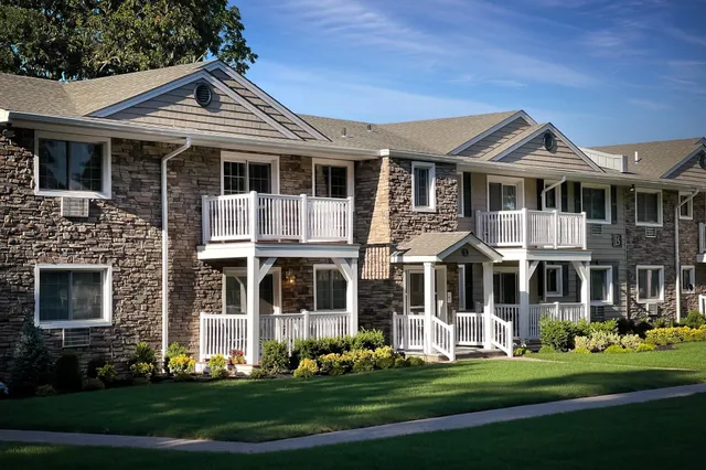 $2,655 | 24 Williams Boulevard, Unit 242F, Lake Grove, NY 11755