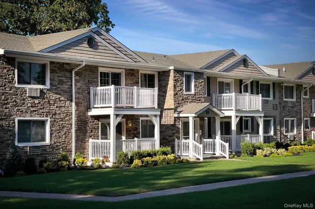 $2,655 | 24 Williams Boulevard, Unit 242F, Lake Grove, NY 11755