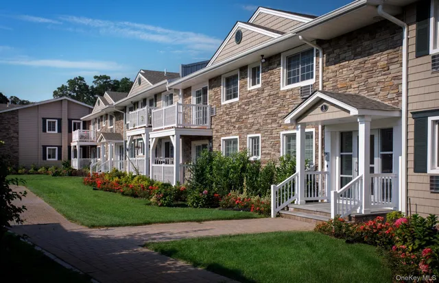 $2,655 | 24 Williams Boulevard, Unit 242F, Lake Grove, NY 11755