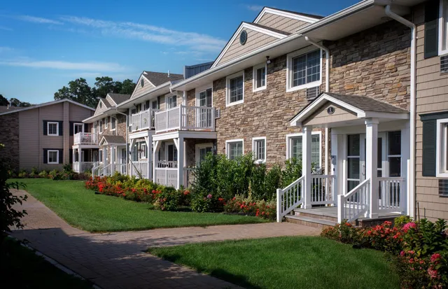 $2,655 | 24 Williams Boulevard, Unit 242F, Lake Grove, NY 11755