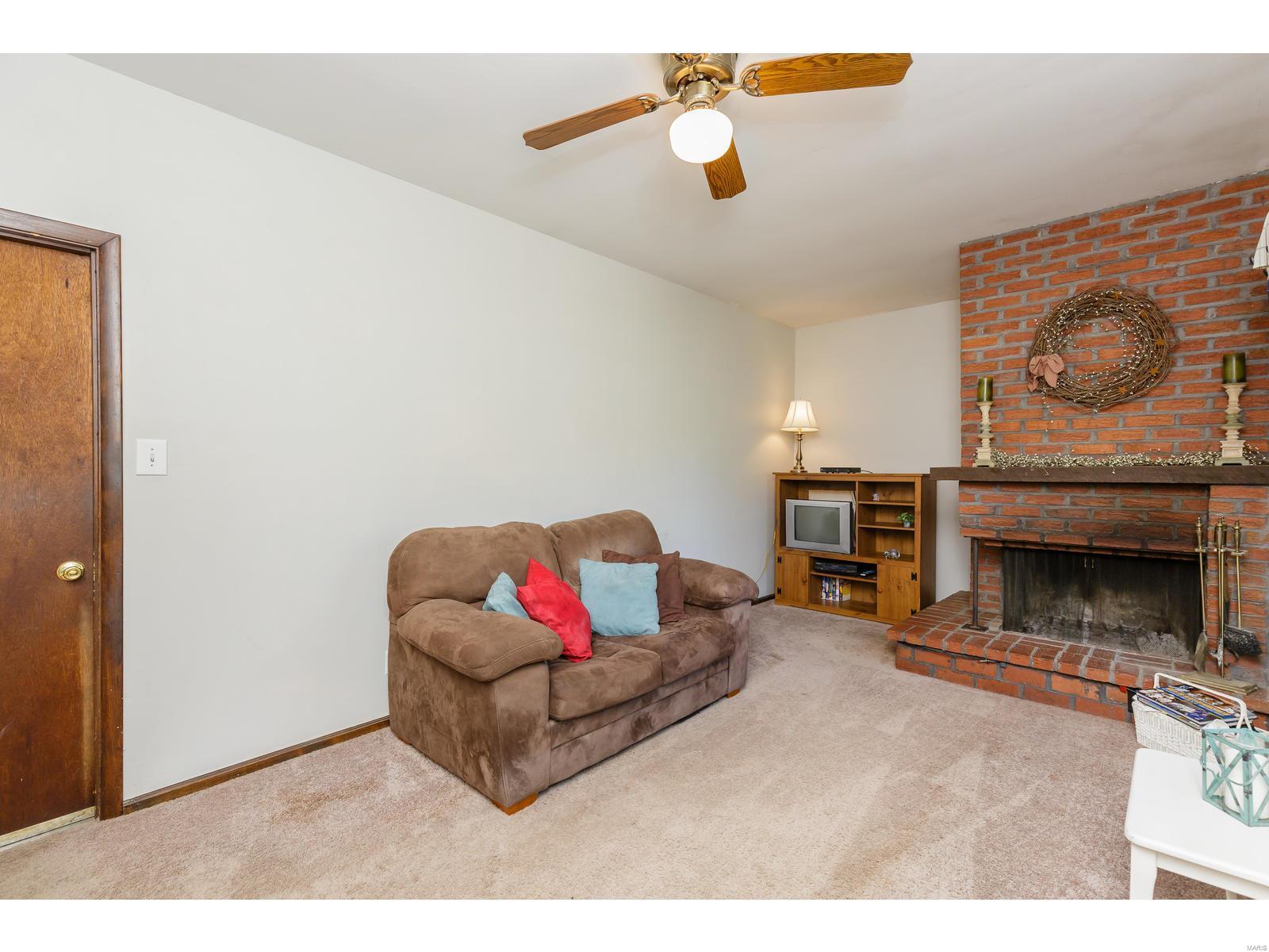 221 Hunters Ridge St. Charles, MO 63301 - Photo 6 of 26 Gallery Image 6
