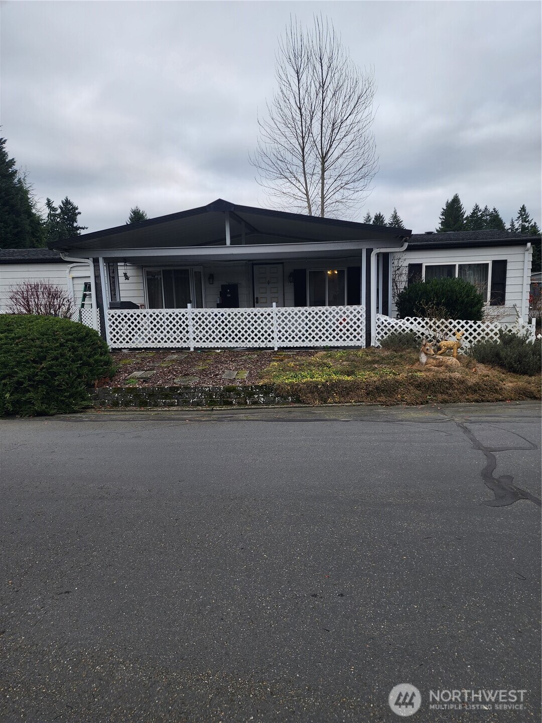 201 Union Avenue Southeast, Unit 193 Renton, WA 98059 - Photo 2 of 9 a front view of a house with a garden