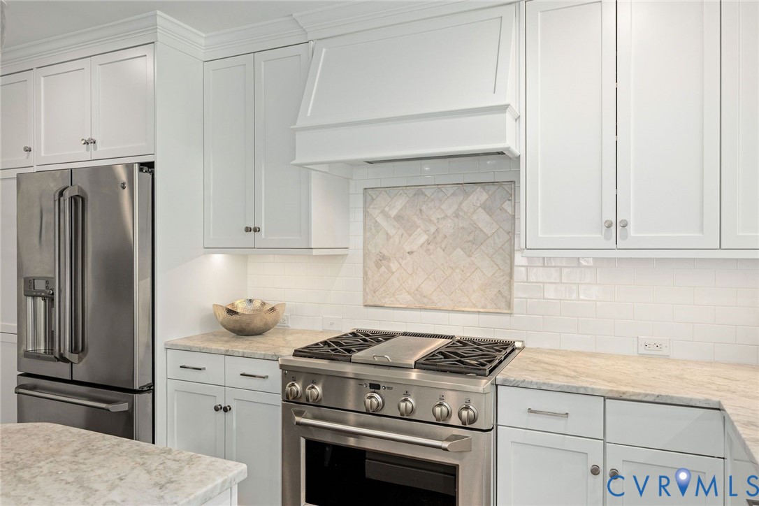 17 Bridgeway Road Richmond, VA 23226 - Photo 12 of 38 Subway tile backsplash and decorative marble inset