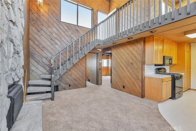 a view of entryway and kitchen