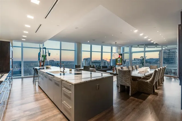 a large kitchen with kitchen island a large island in it