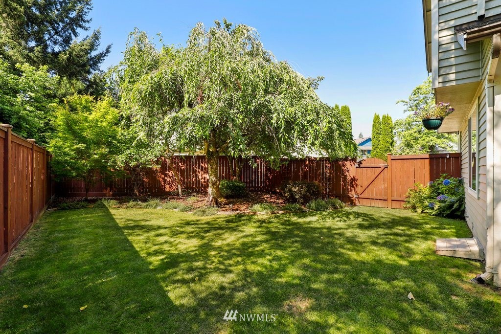 2102 186th Place Southeast Bothell, WA 98012 - Photo 28 of 31 a backyard of a house