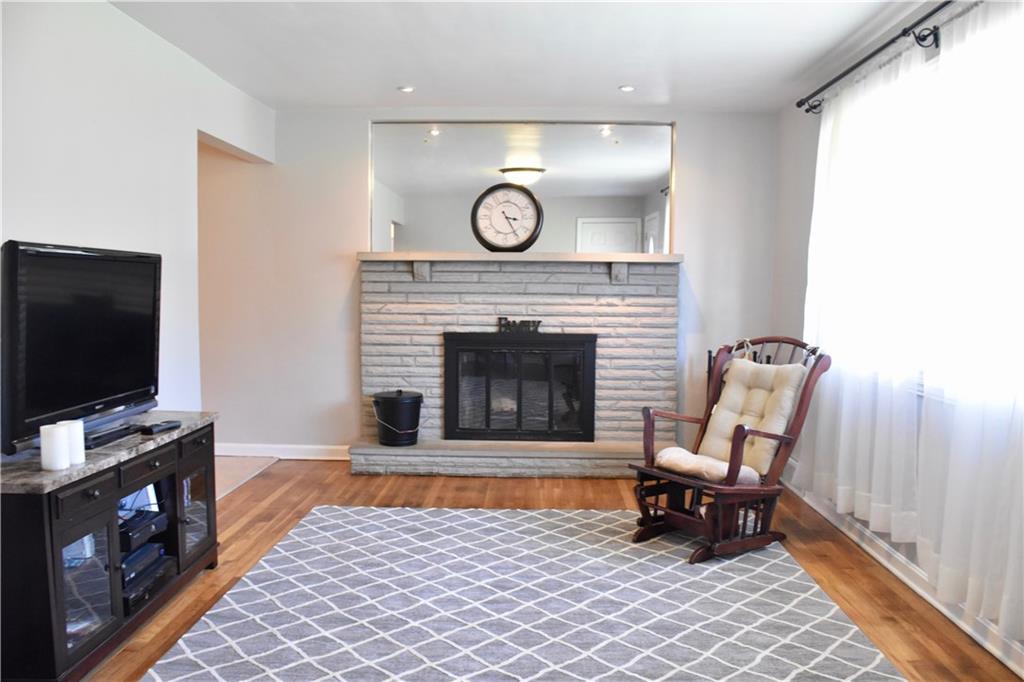 390 School Road Clinton, PA 15026 - Photo 4 of 25 Living Room
