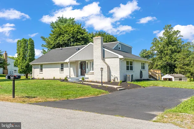 a view of a house with a yard and plants