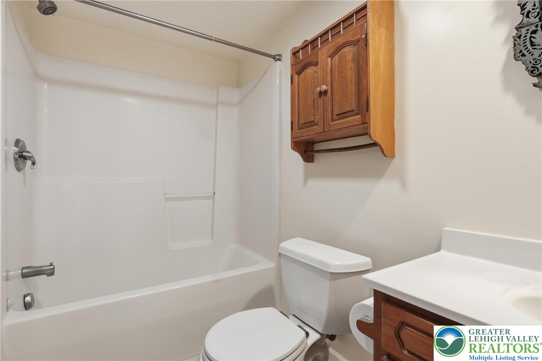 5217 Cider Press Road Schnecksville, PA 18078 - Photo 44 of 54 a bathroom with a toilet a sink and bathtub