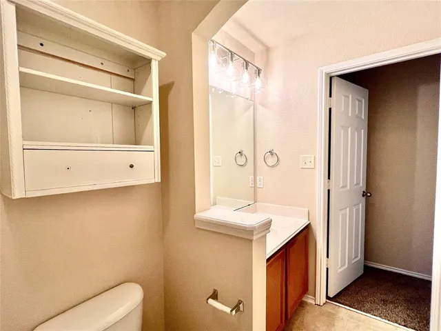 a view of a house with backyard and garden