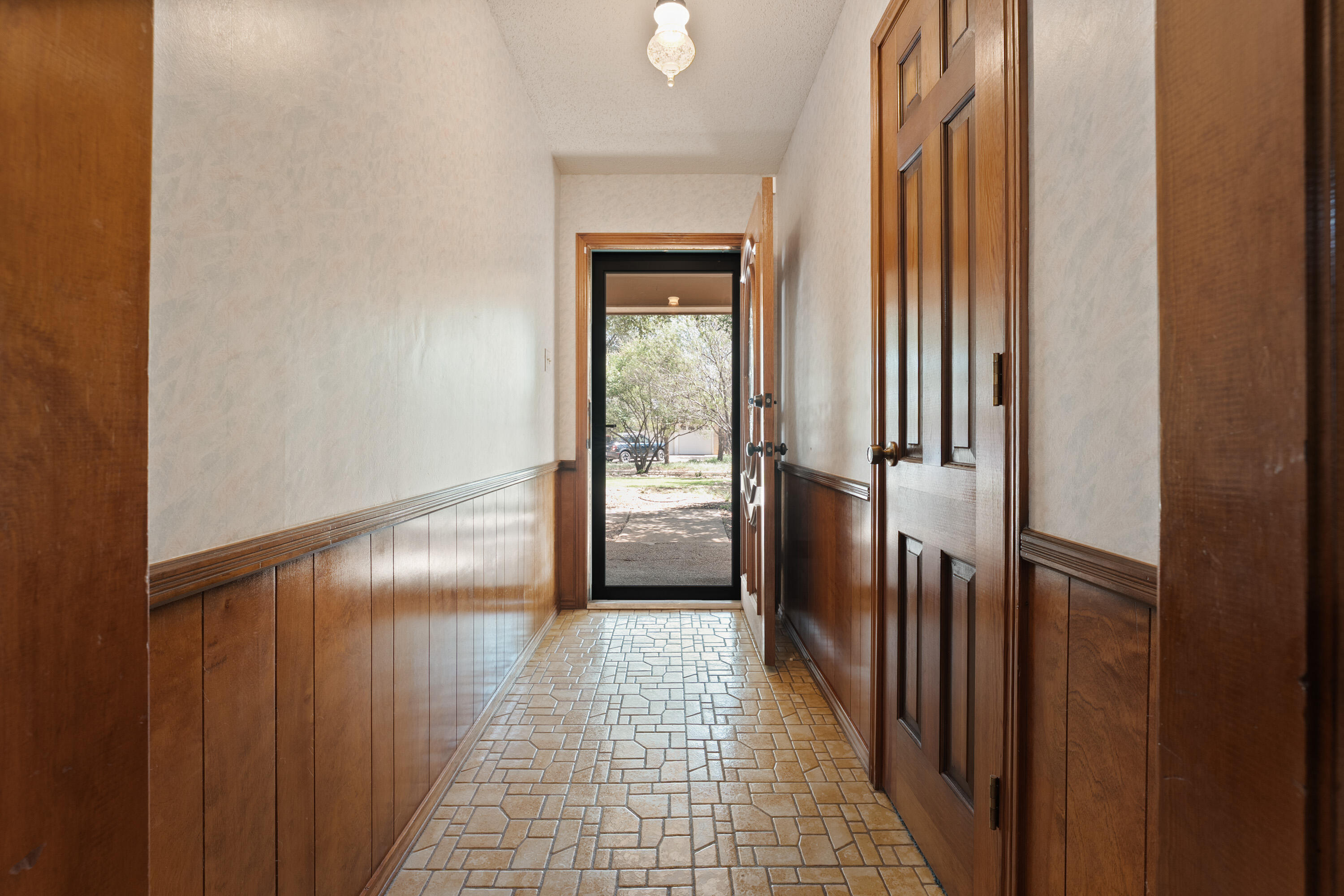 8016 Dover Avenue Lubbock, TX 79424 - Photo 3 of 25 a view of a hallway