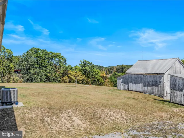 a view of a backyard