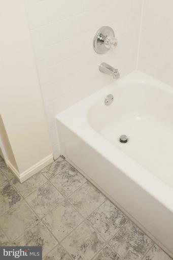 4937 West Hills Road Baltimore, MD 21229 - Photo 3 of 30 Bath