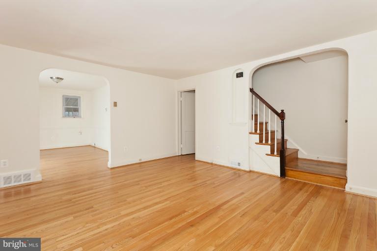 4937 West Hills Road Baltimore, MD 21229 - Photo 23 of 30 Living Room