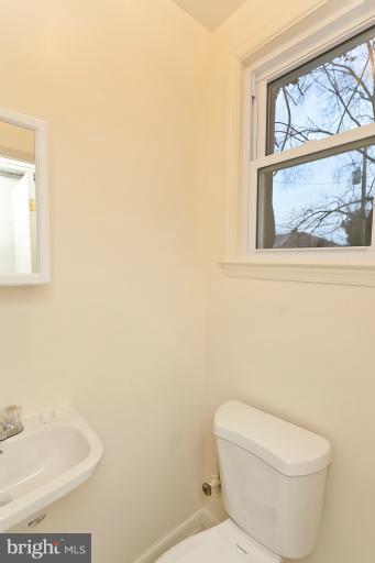 4937 West Hills Road Baltimore, MD 21229 - Photo 5 of 30 Bath