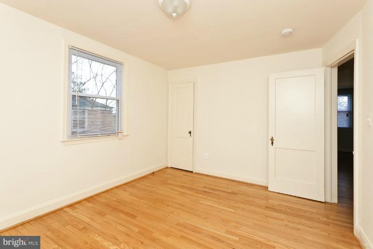 4937 West Hills Road Baltimore, MD 21229 - Photo 9 of 30 Interior (General)