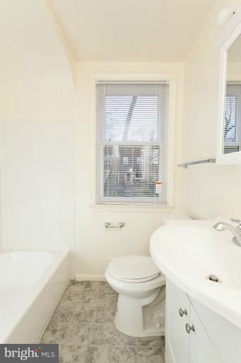 4937 West Hills Road Baltimore, MD 21229 - Photo 10 of 30 Bath