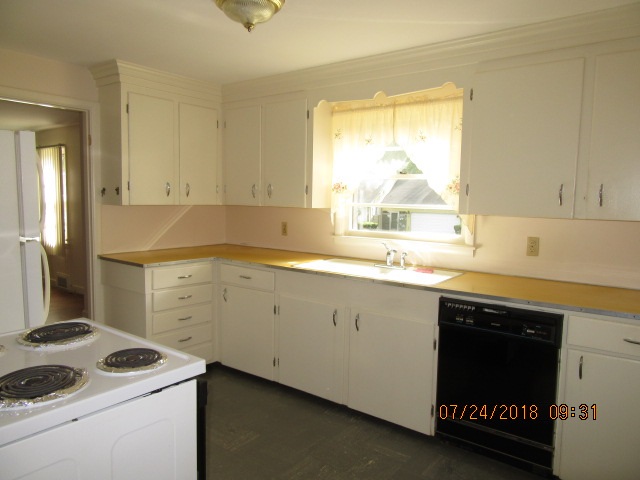 62 Hillcroft Road Manchester, NH 03104 - Photo 2 of 14 Gallery Image 2