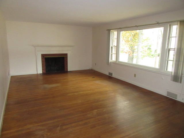 62 Hillcroft Road Manchester, NH 03104 - Photo 3 of 14 Gallery Image 3