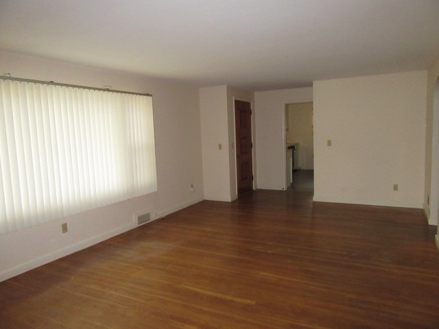 62 Hillcroft Road Manchester, NH 03104 - Photo 4 of 14 Gallery Image 4