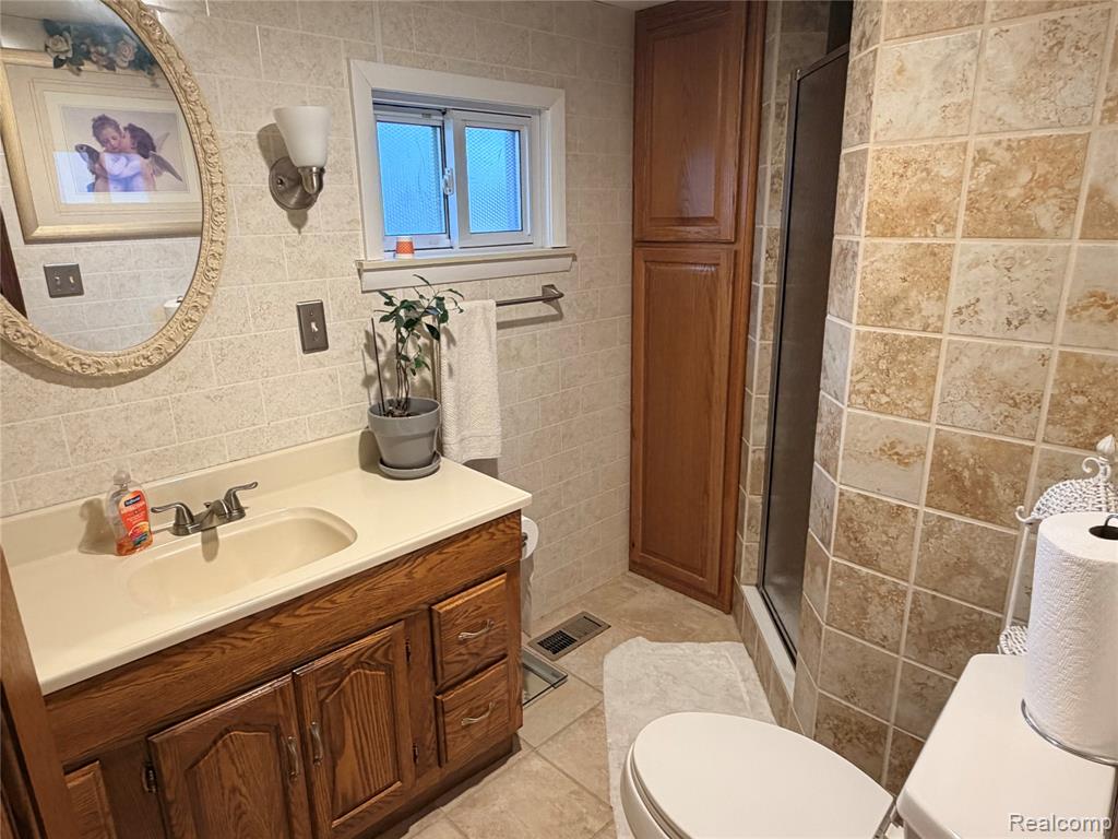 6038 Byron Road Howell, MI 48855 - Photo 14 of 24