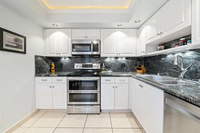 $339,900 | 3970 Oaks Clubhouse Drive, Unit 203, Pompano Beach, FL 33069