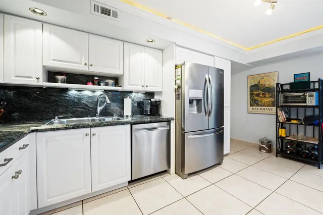 $339,900 | 3970 Oaks Clubhouse Drive, Unit 203, Pompano Beach, FL 33069