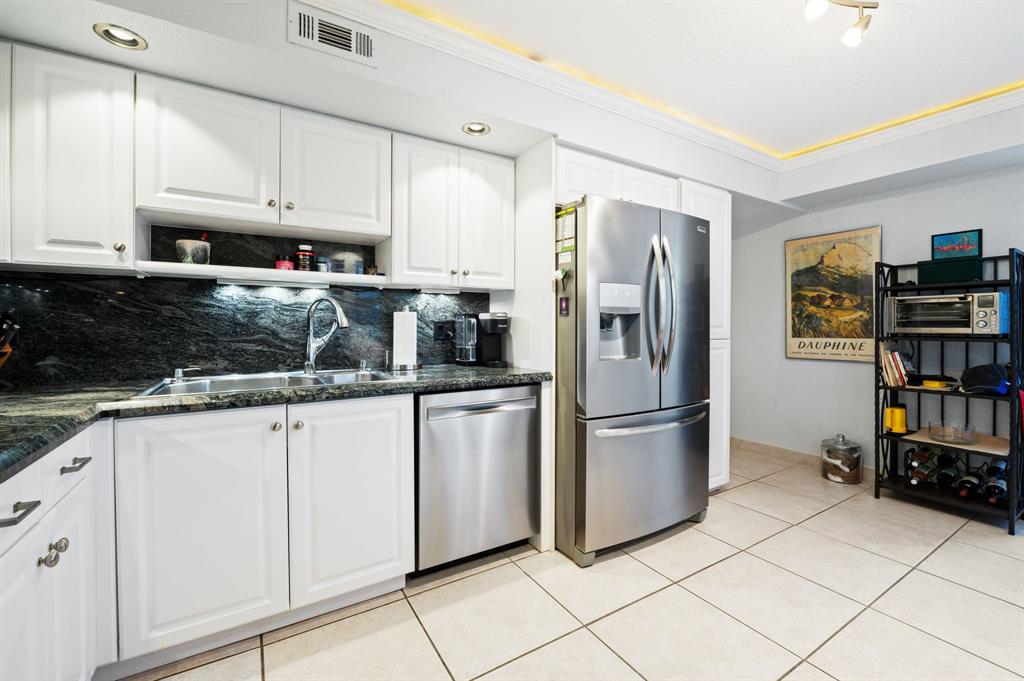 3970 Oaks Clubhouse Drive, Unit 203 Pompano Beach, FL 33069 - Photo 17 of 44