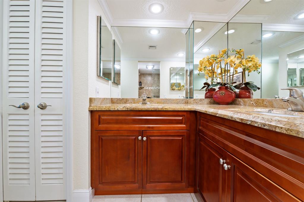 3970 Oaks Clubhouse Drive, Unit 203 Pompano Beach, FL 33069 - Photo 21 of 44