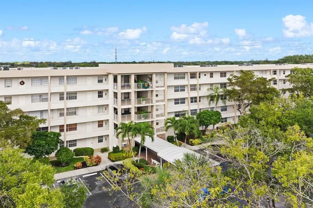 $339,900 | 3970 Oaks Clubhouse Drive, Unit 203, Pompano Beach, FL 33069