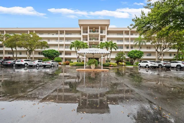 $339,900 | 3970 Oaks Clubhouse Drive, Unit 203, Pompano Beach, FL 33069