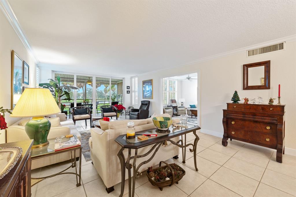 3970 Oaks Clubhouse Drive, Unit 203 Pompano Beach, FL 33069 - Photo 8 of 44