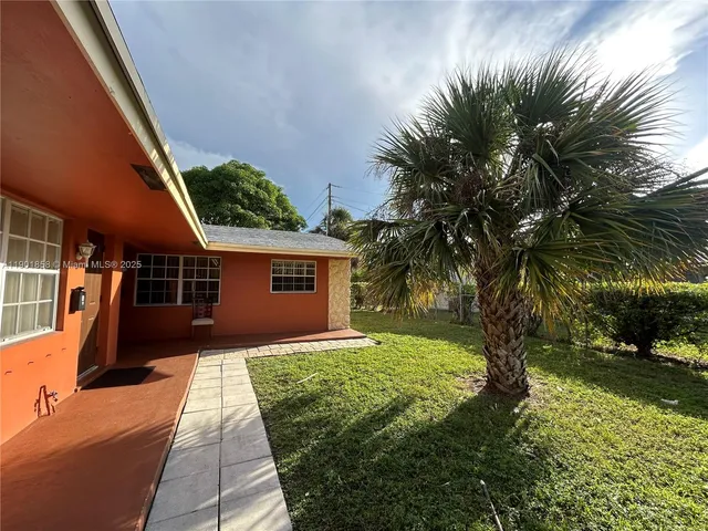 a view of a house with a backyard