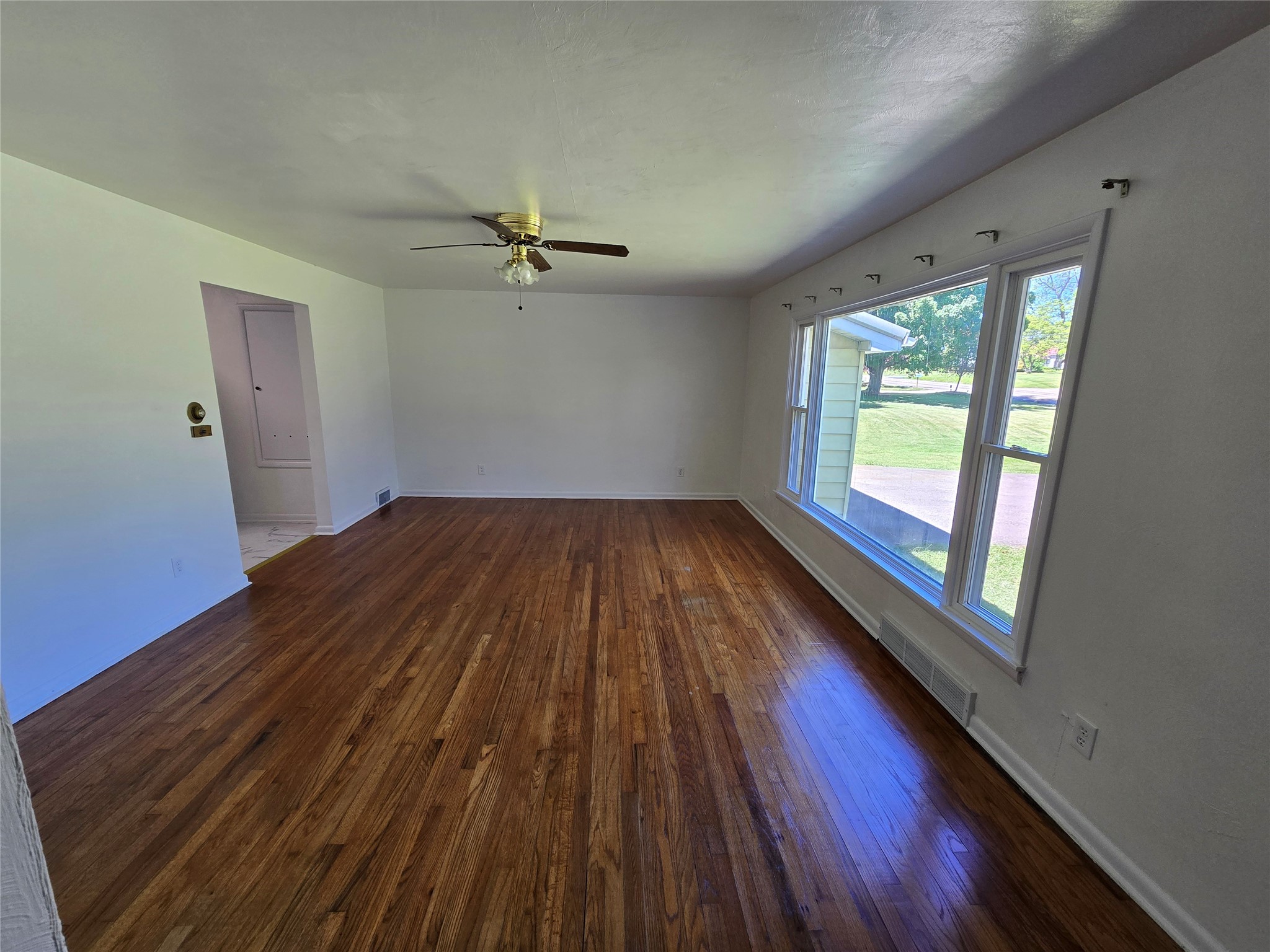 5002 Grubb Road Erie, PA 16506 - Photo 2 of 20 Living room