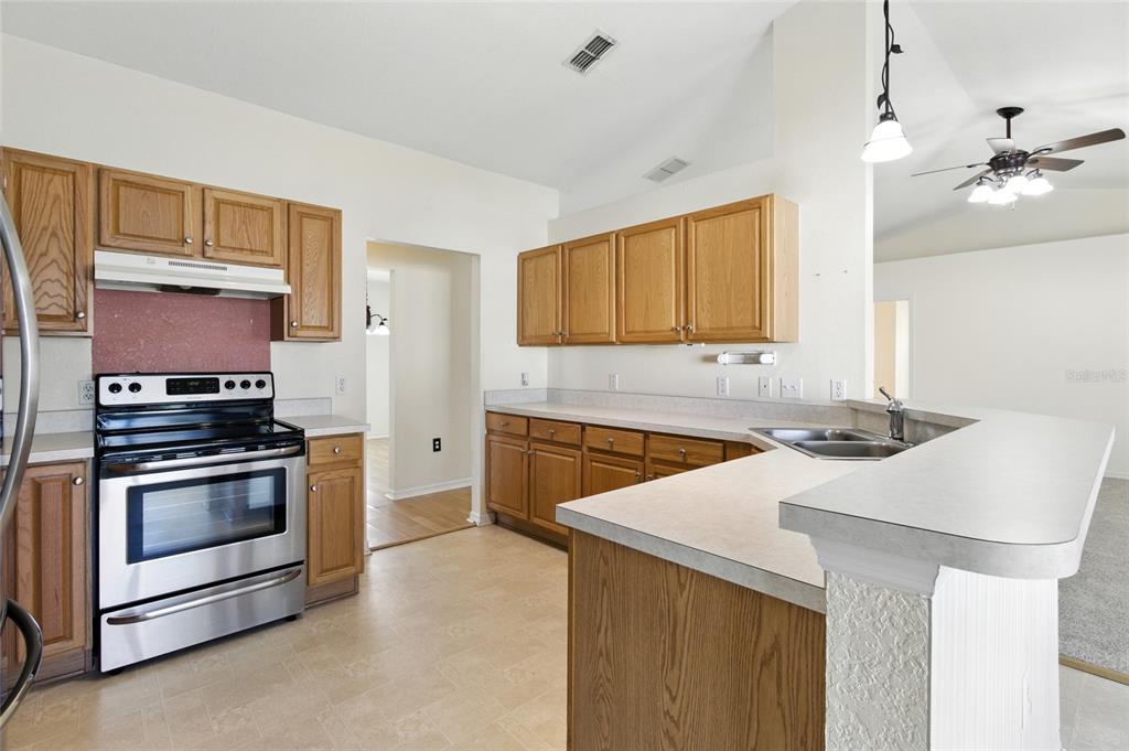 655 Powder Horn Row Lakeland, FL 33809 - Photo 12 of 39