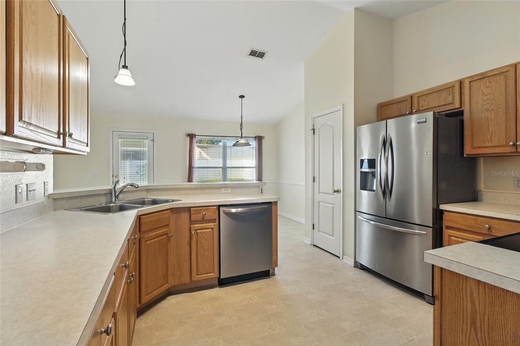 655 Powder Horn Row Lakeland, FL 33809 - Photo 13 of 39