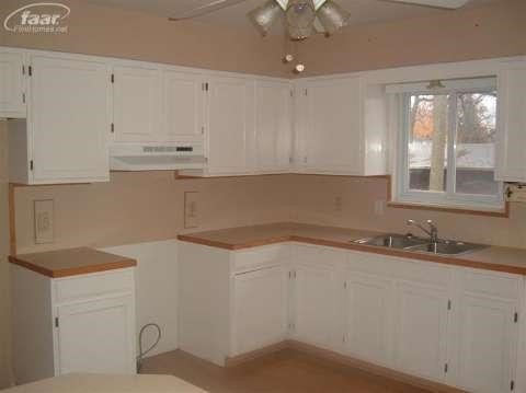 979 Parallel Street Fenton, MI 48430 - Photo 4 of 10 20386343-3.JPG