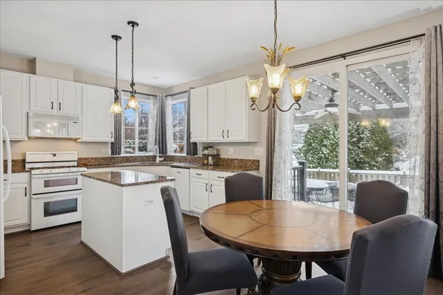 $499,900 | 8 Litchfield Court, Lake In The Hills, IL 60156