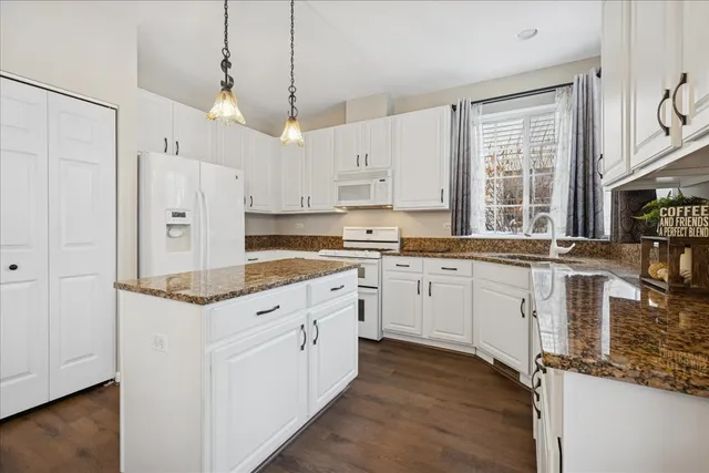 $499,900 | 8 Litchfield Court, Lake In The Hills, IL 60156